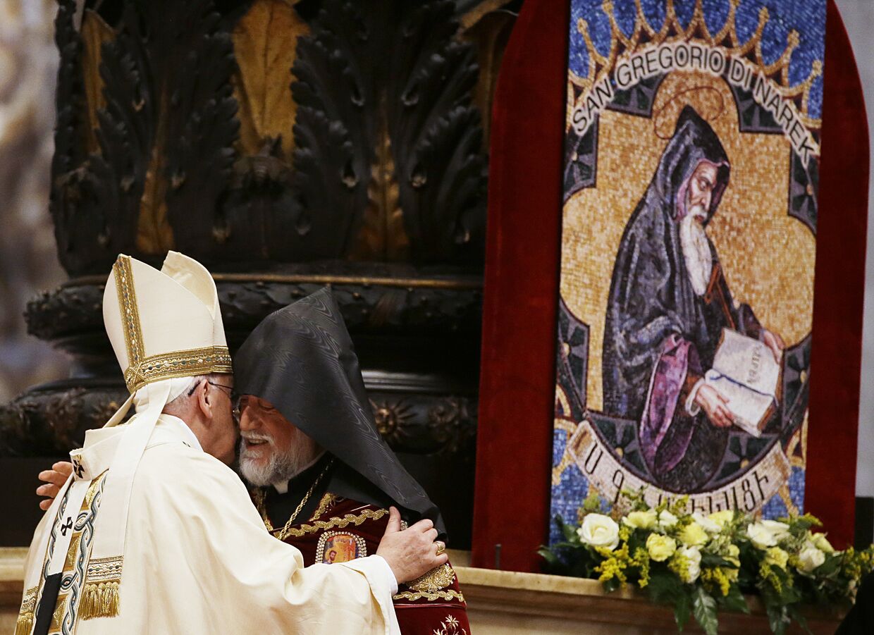 Папа Франциск Католикос Великого Дома Киликийского Арам Первый во время мессы в соборе Святого Петра, посвященной геноциду армян