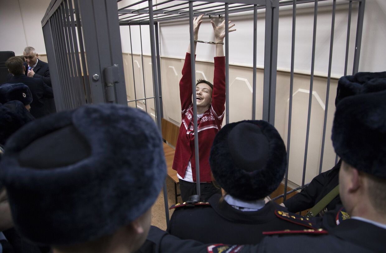 Украинская летчица Надежда Савченко реагирует слушает решение суда