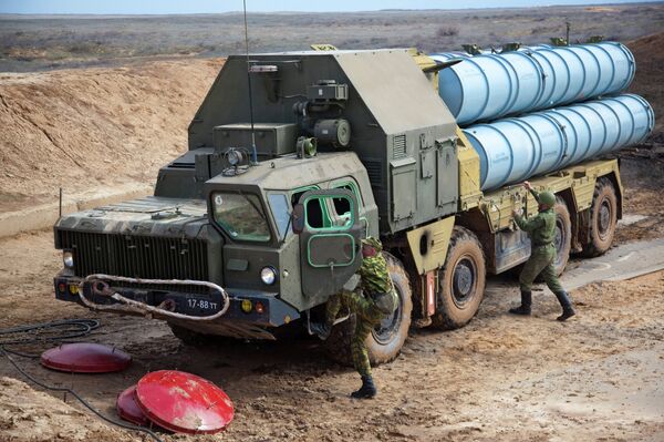 Разворачивание зенитно-ракетной системы С-300 Разворачивание зенитно-ракетной системы С-300