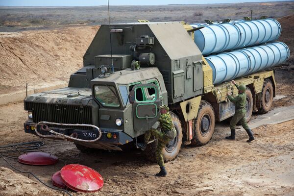 Разворачивание зенитно-ракетной системы С-300 Разворачивание зенитно-ракетной системы С-300