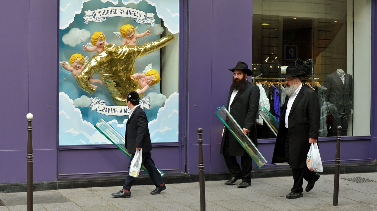 Ортодоксальные евреи на парижской улице