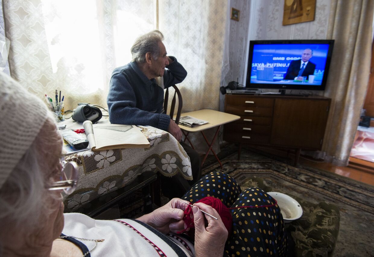 Пенсионеры из Омска смотрят трансляцию ежегодной специальной программы «Прямая линия с Владимиром Путиным»