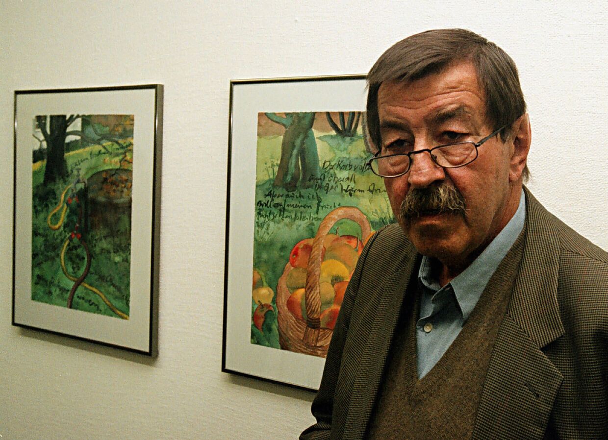 Немецкий писатель Гюнтер Грасс на выставке своих картин