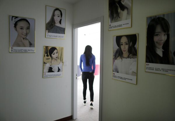 Онлайн-хостес Сунь Сяохоу входит в комнату, откуда она ведет трансляцию