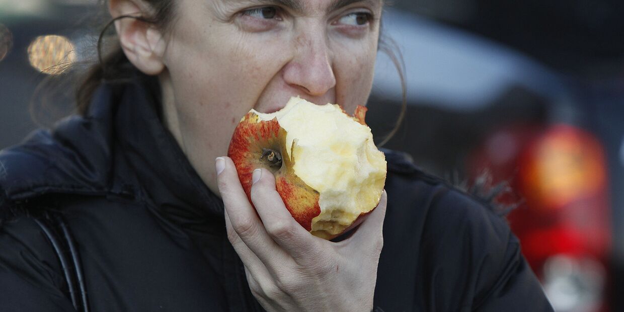 Фермер ест яблоко во время демонстрации перед зданием Министерства экономики в Варшаве