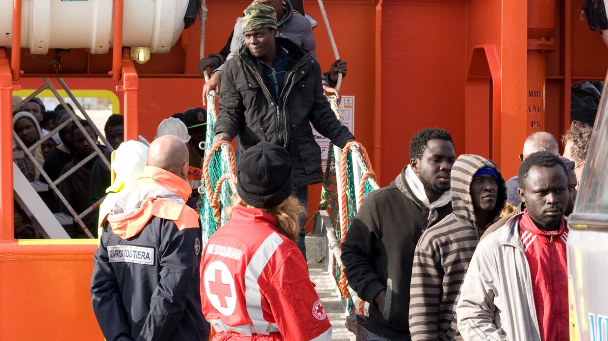 Спасенные мигранты в порту Лампедузы