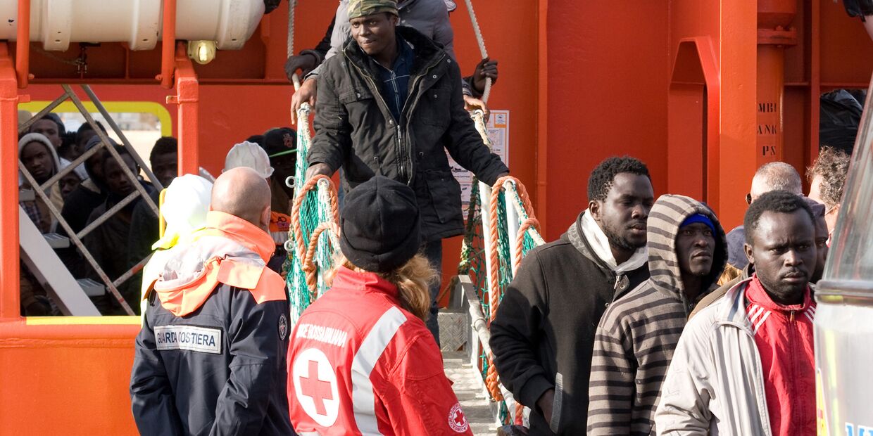 Спасенные мигранты в порту Лампедузы