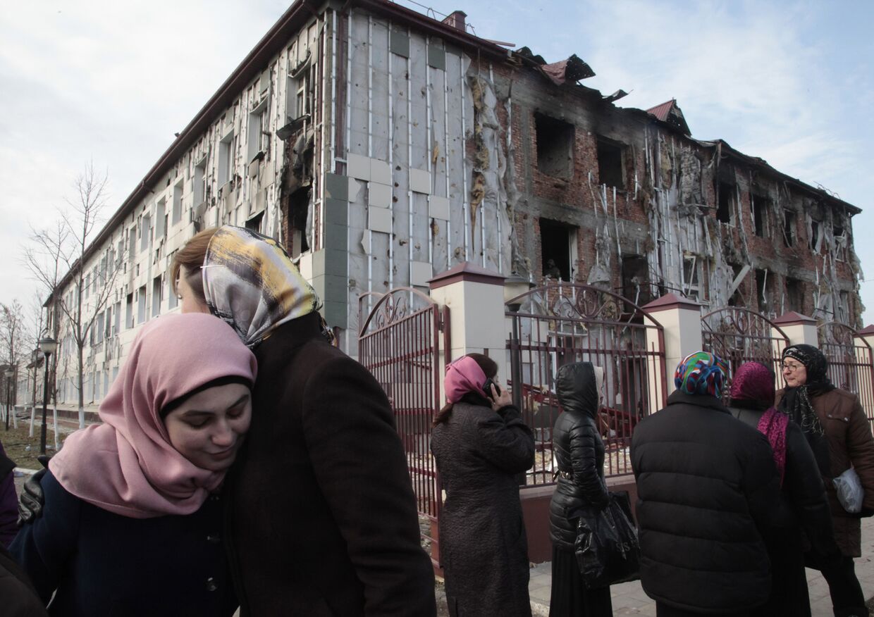 Женщины у Дома печати в Грозном, где произошел теракт