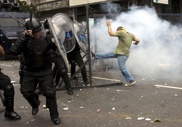 Акция протеста студентов Буэнос-Айреса против назначения нового ректора в университете