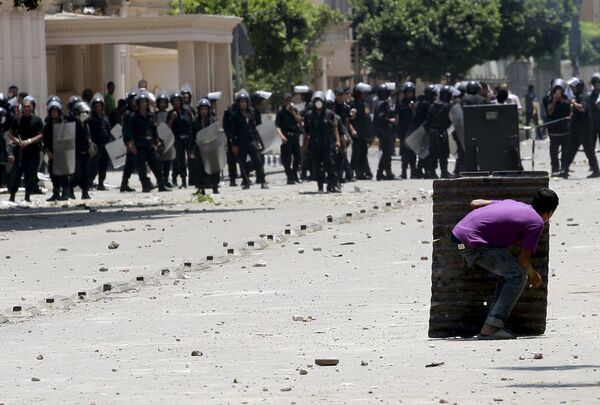 Столкновения протестующих с полицией у здания Министерства внутренних дел в Каире