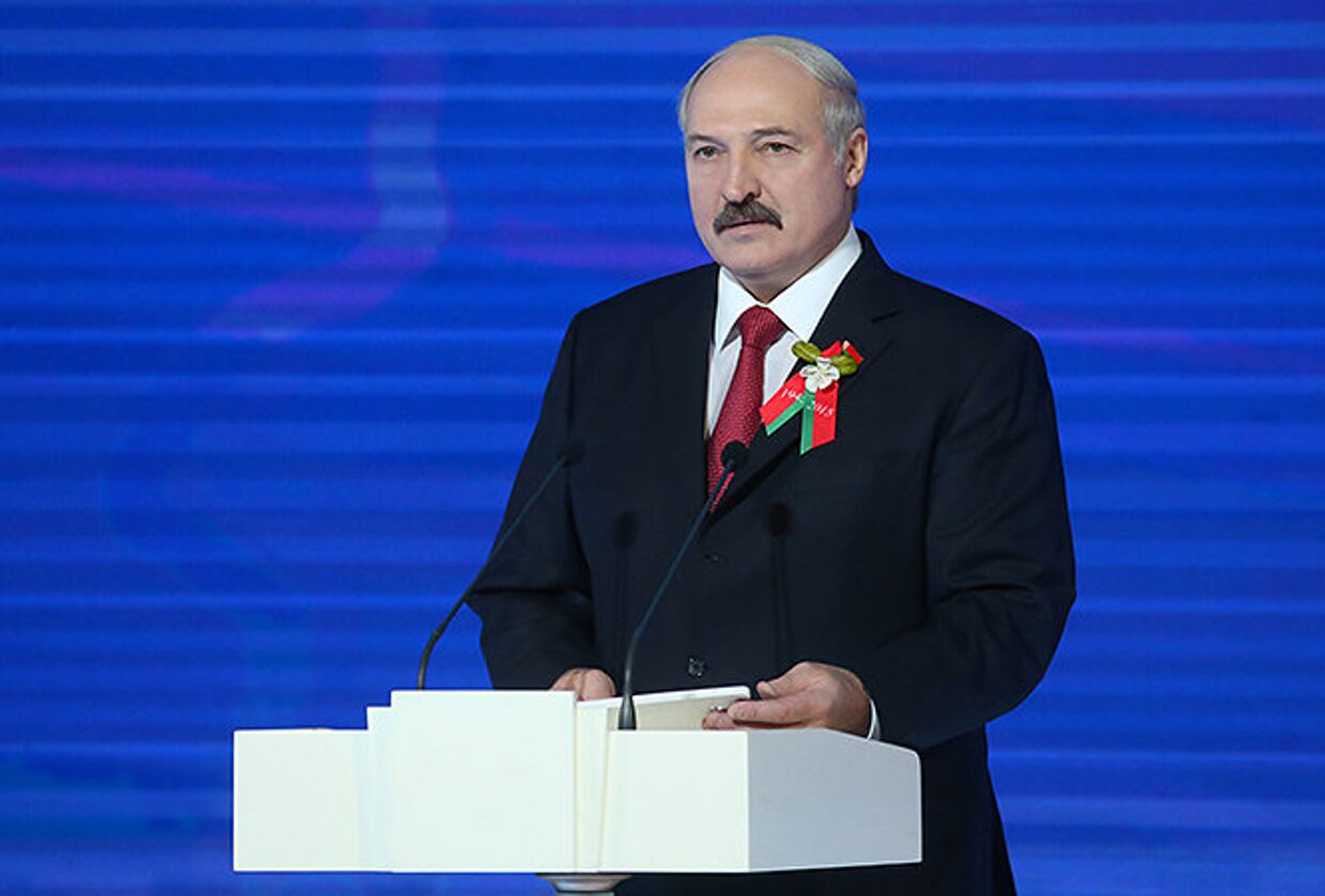 Президент Республики Беларусь Александр Лукашенко с символом акции Цветы Великой Победы