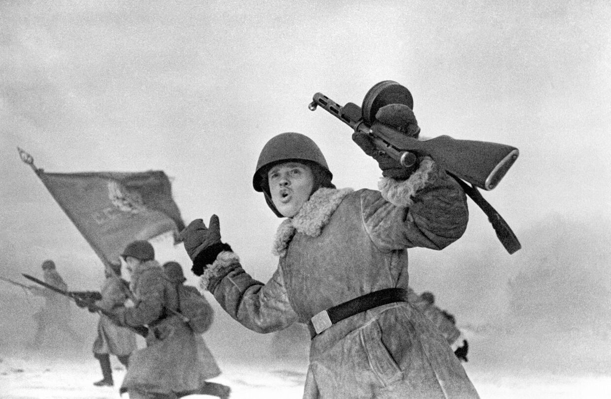 Бойцы Великой Отечественной войны идут в атаку