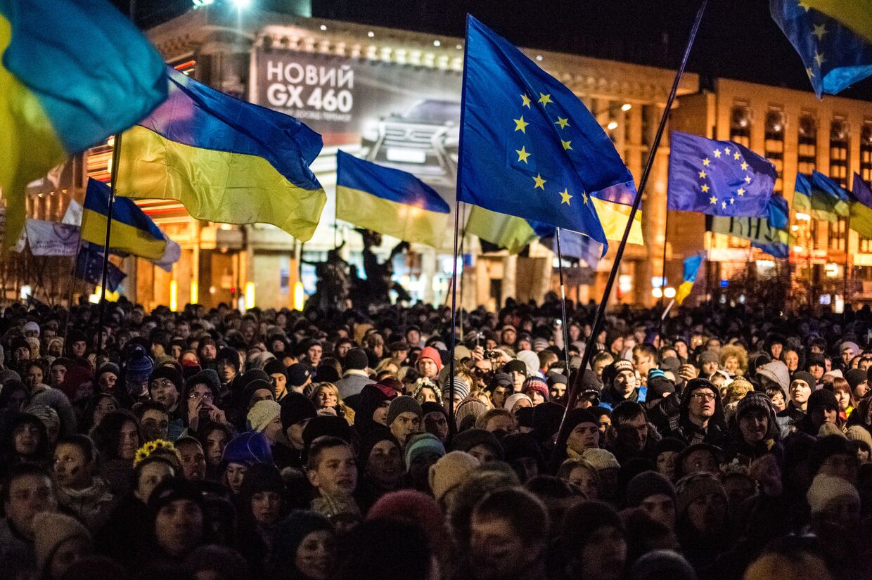 Участники акции против решения правительства Украины о приостановлении процесса интеграции Украины и Евросоюза на площади Независимости в Киеве