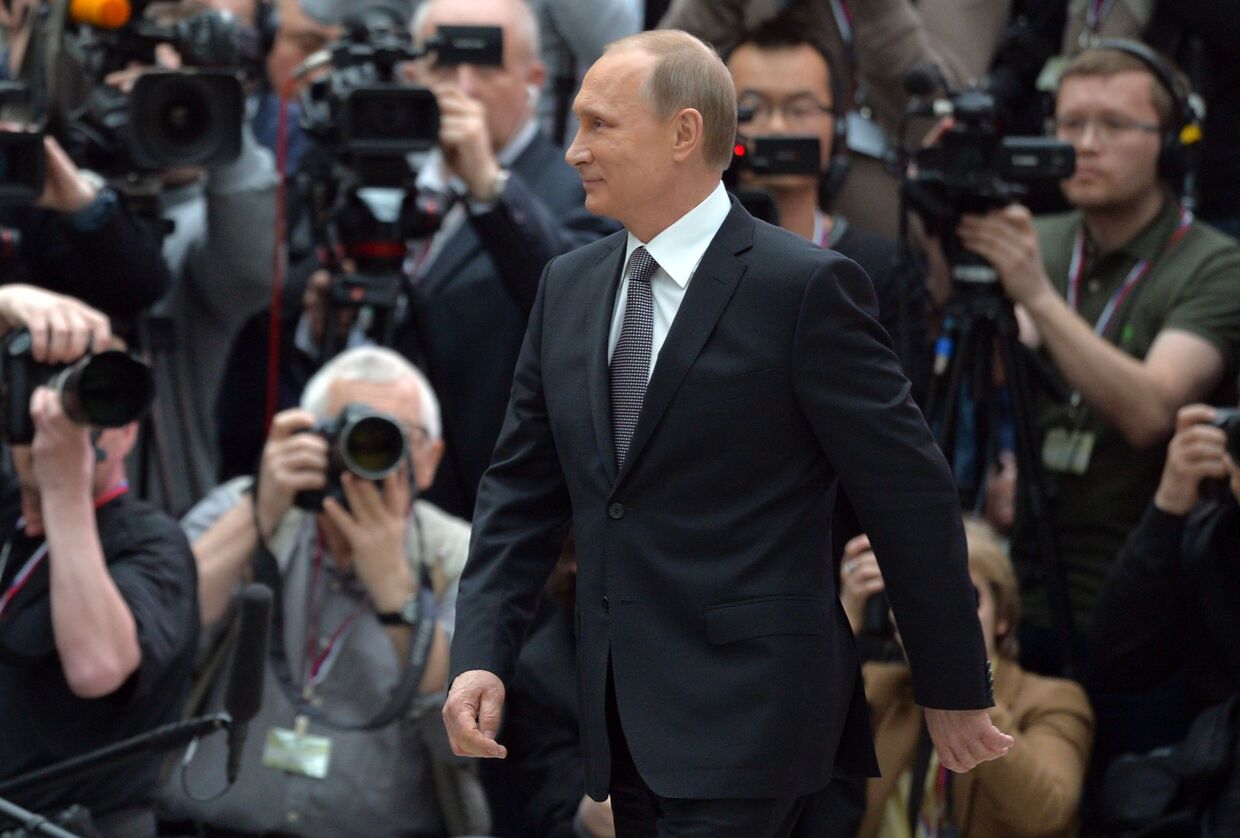 Владимир Путин с журналистами после окончания прямого эфира программы «Прямая линия»