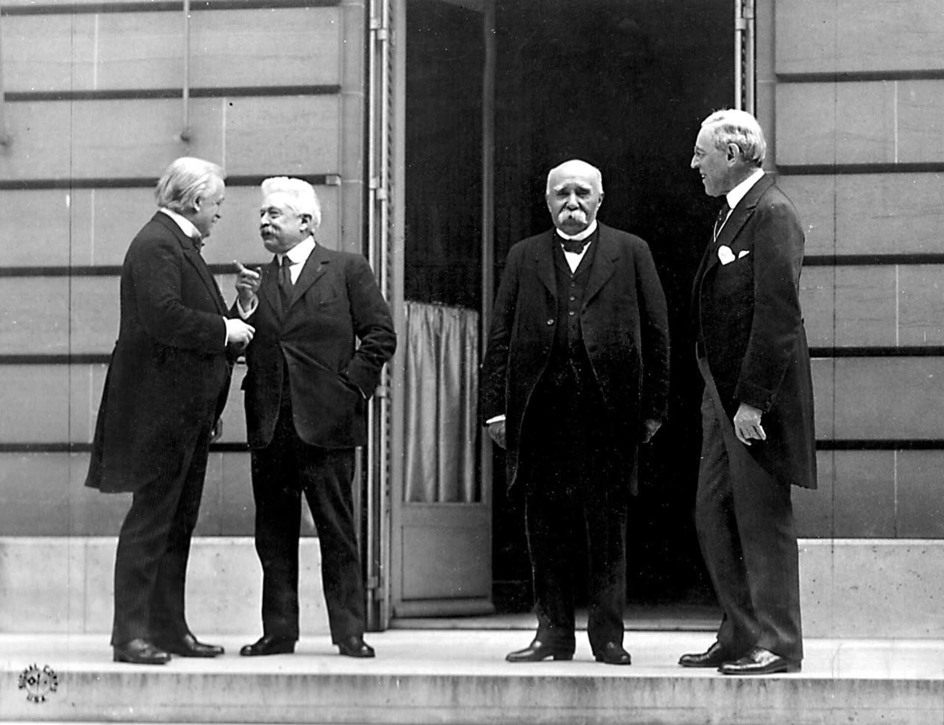 Большая четвёрка (слева направо): Дэвид Ллойд Джордж, Витторио Эмануэле Орландо, Жорж Клемансо, Вудро Вильсон на подписании Версальского договора - ИноСМИ, 1920, 31.03.2023