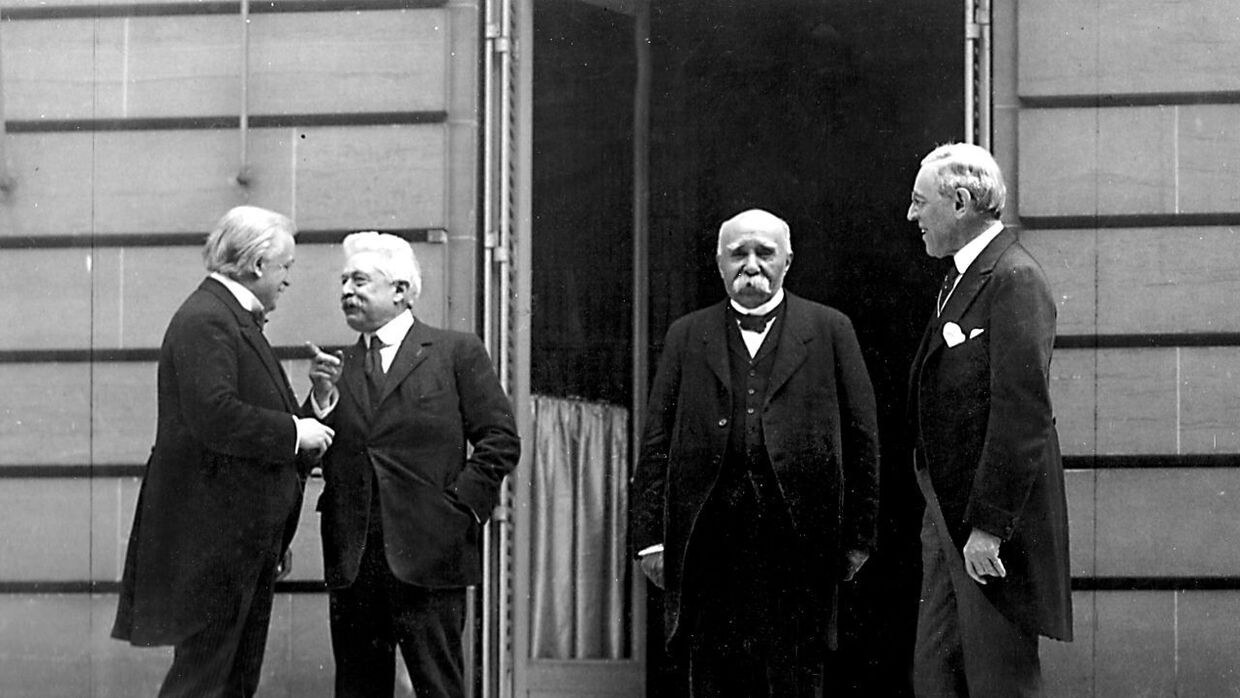 Большая четвёрка (слева направо): Дэвид Ллойд Джордж, Витторио Эмануэле Орландо, Жорж Клемансо, Вудро Вильсон на подписании Версальского договора