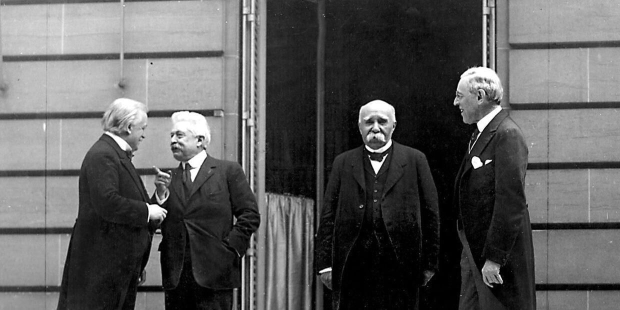 Большая четвёрка (слева направо): Дэвид Ллойд Джордж, Витторио Эмануэле Орландо, Жорж Клемансо, Вудро Вильсон на подписании Версальского договора