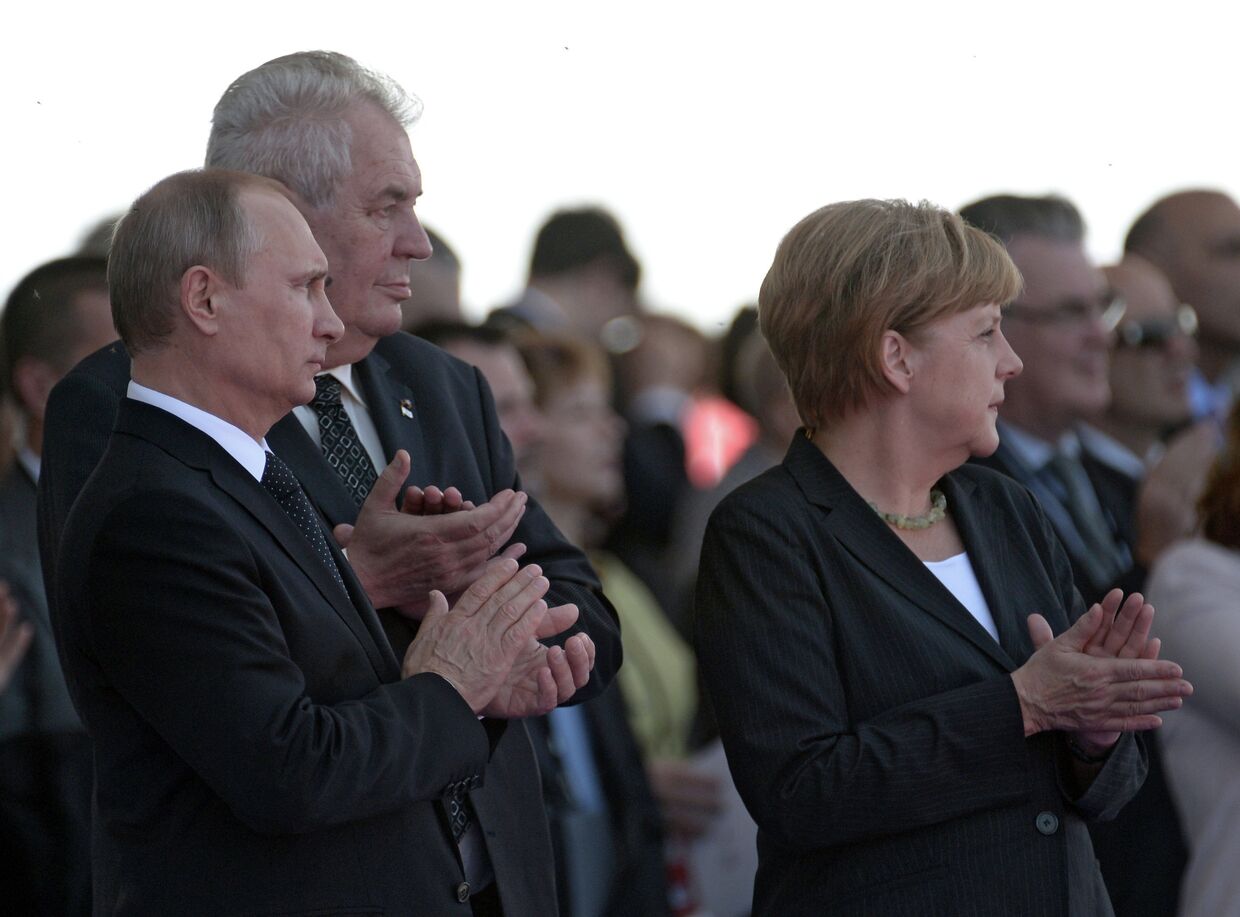 Президент России Владимир Путин (слева) и президент Чехии Милош Земан во время торжественной церемонии празднования 70-летия высадки союзников в Нормандии.