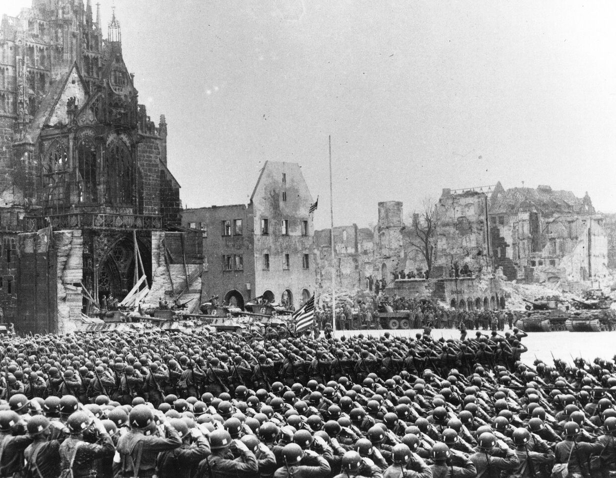 Американцы устанавливают флаг на площади Адольфа Гитлера в Нюрнберге, 20 апреля 1945 года