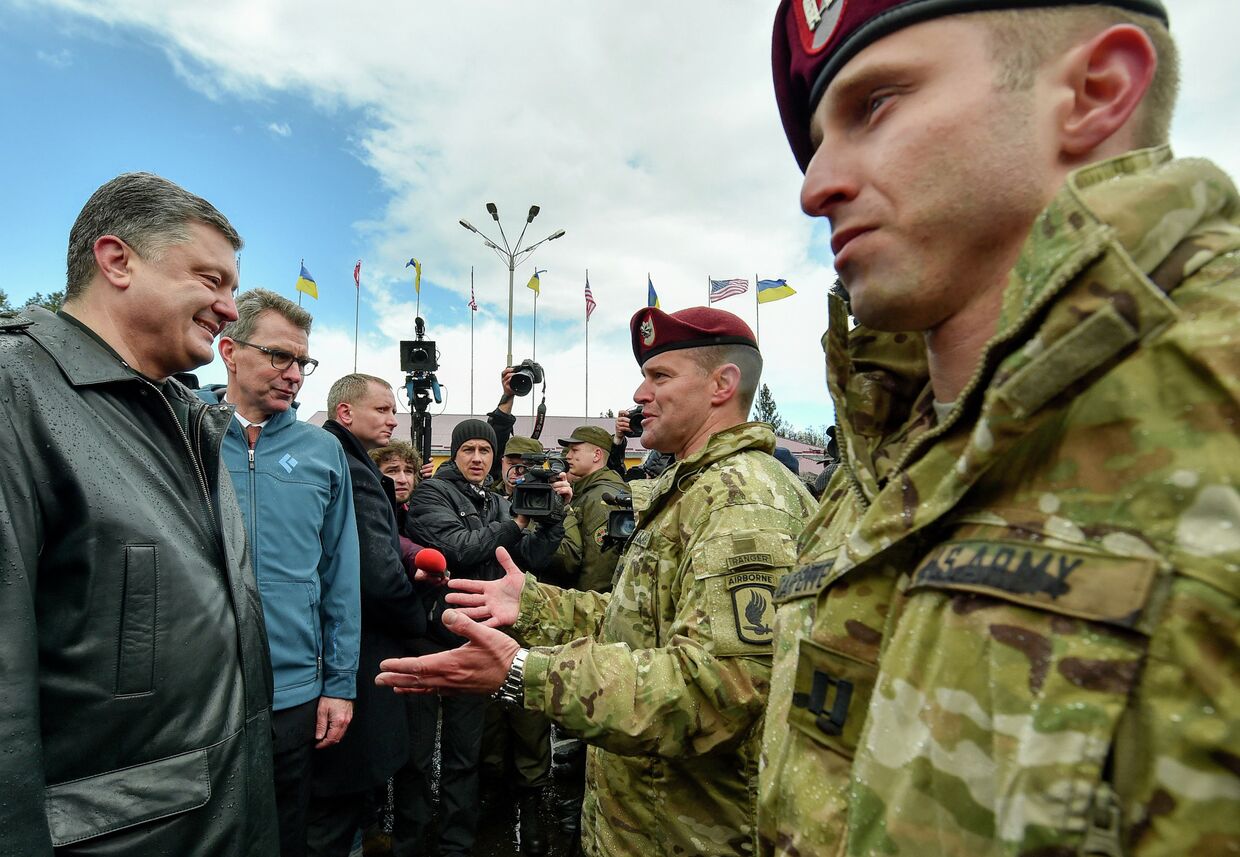 Президент Украины Петр Порошенко вместе с десантниками 173-й бригады армии США