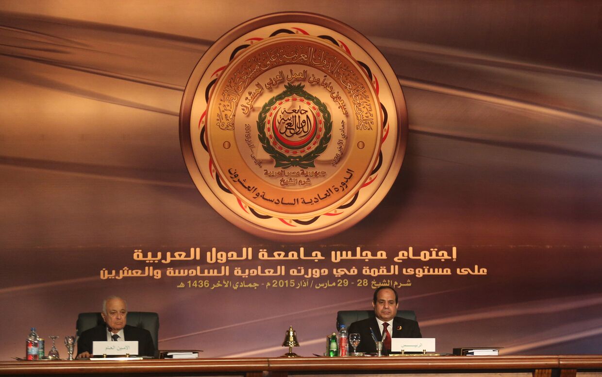 Президент Египта Абдул-Фаттах Ас-Сиси и генеральный секретарь Лиги арабских государств Набиль аль-Араби на встрече в Каире