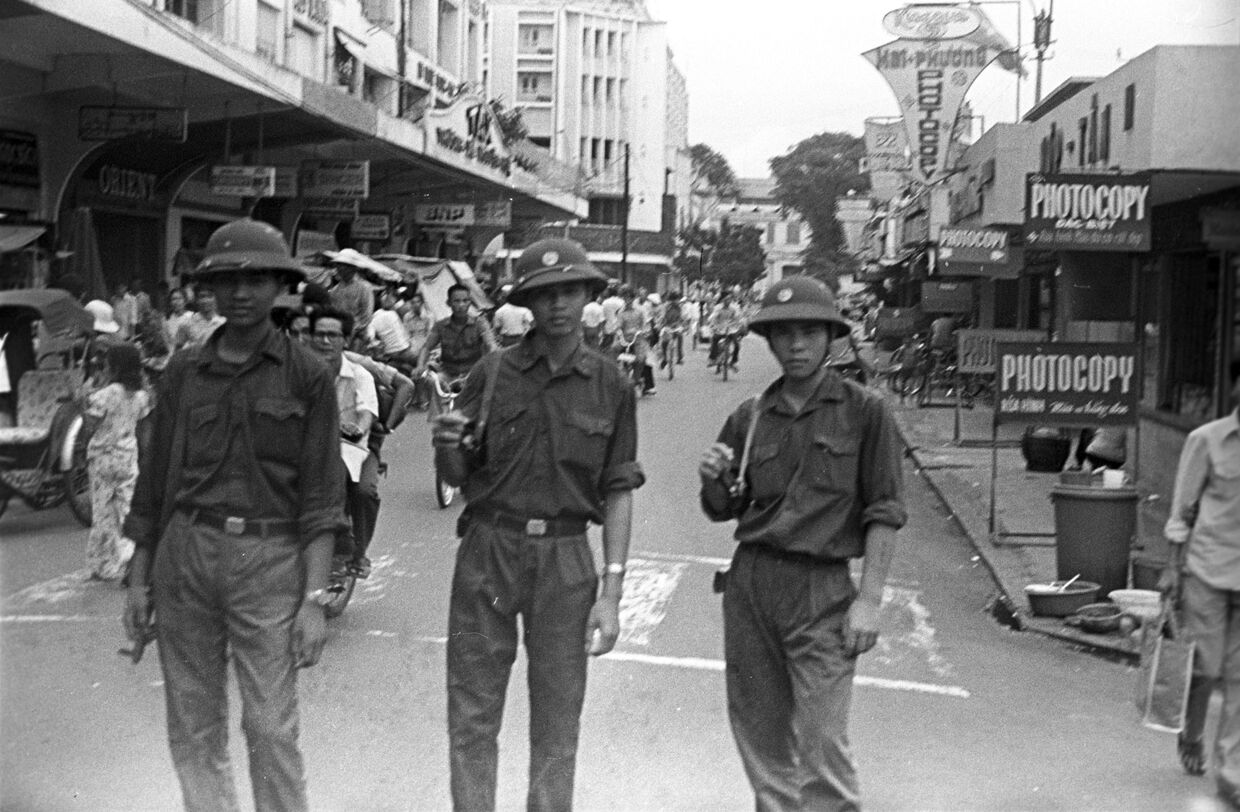 Солдаты Народных вооруженных сил Освобождения на улице Сайгона
