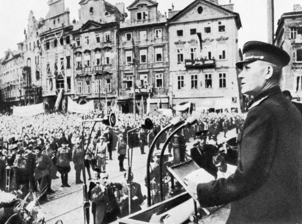 Маршал Иван Конев выступает перед жителями Праги
