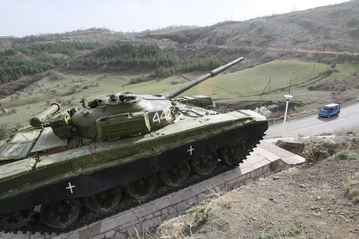 Памятник в виде танка, расположенный на автотрассе между городами Степанакерт и Шуша
