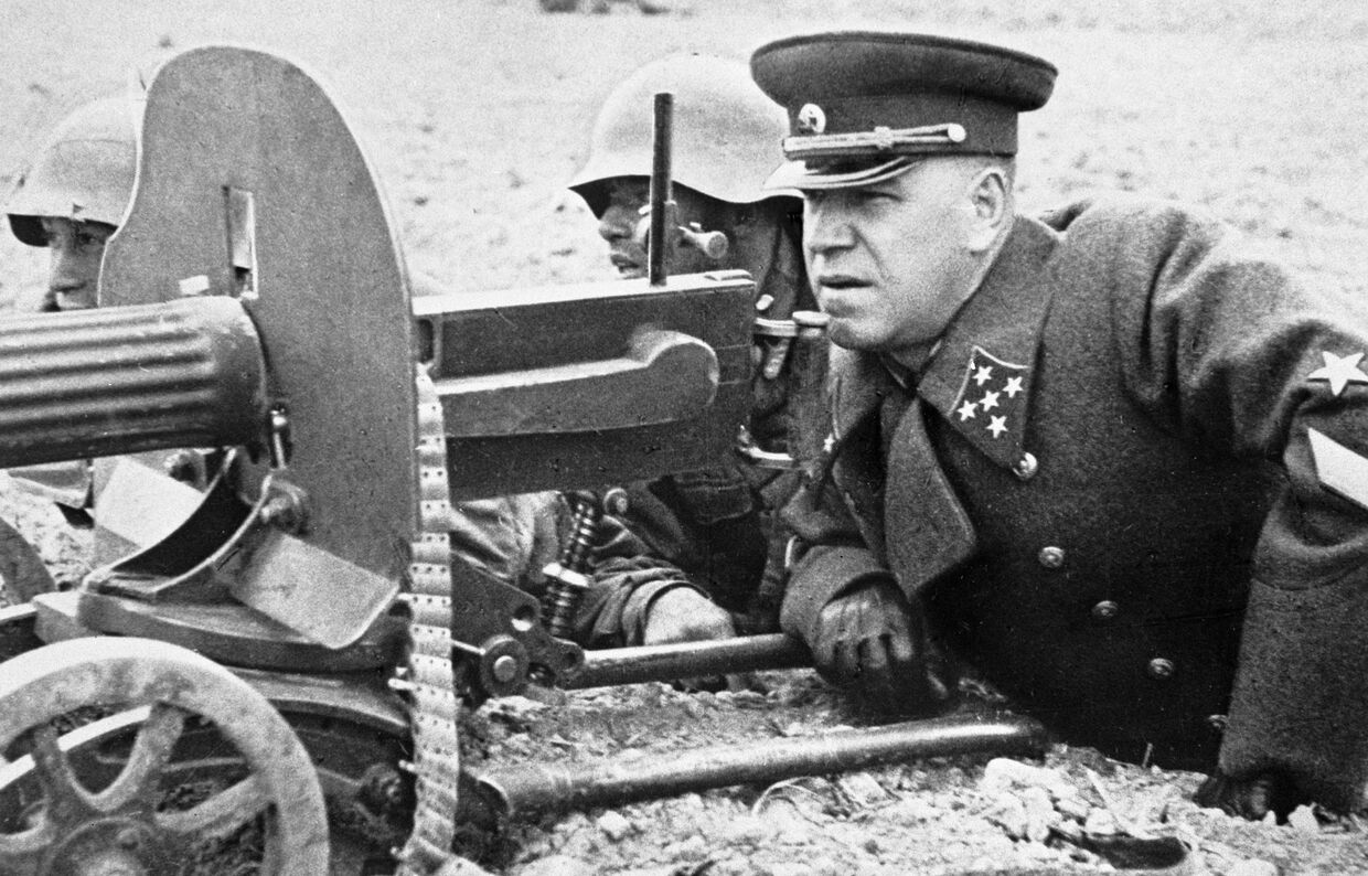 Маршал Советского Союза, четырежды Герой Советского Союза Георгий Константинович Жуков на полевых учениях.
