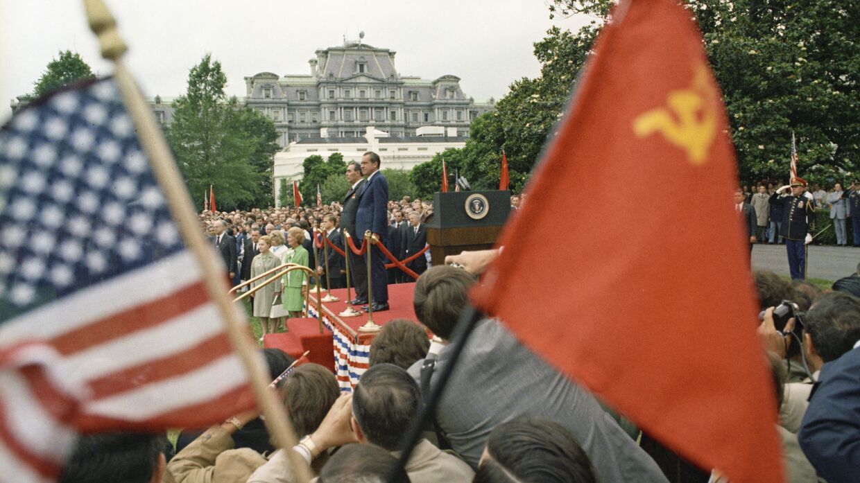 Генеральный секретарь ЦК КПСС Леонид Брежнев и президент США Ричард Никсон во время официальной встречи у Белого дома.