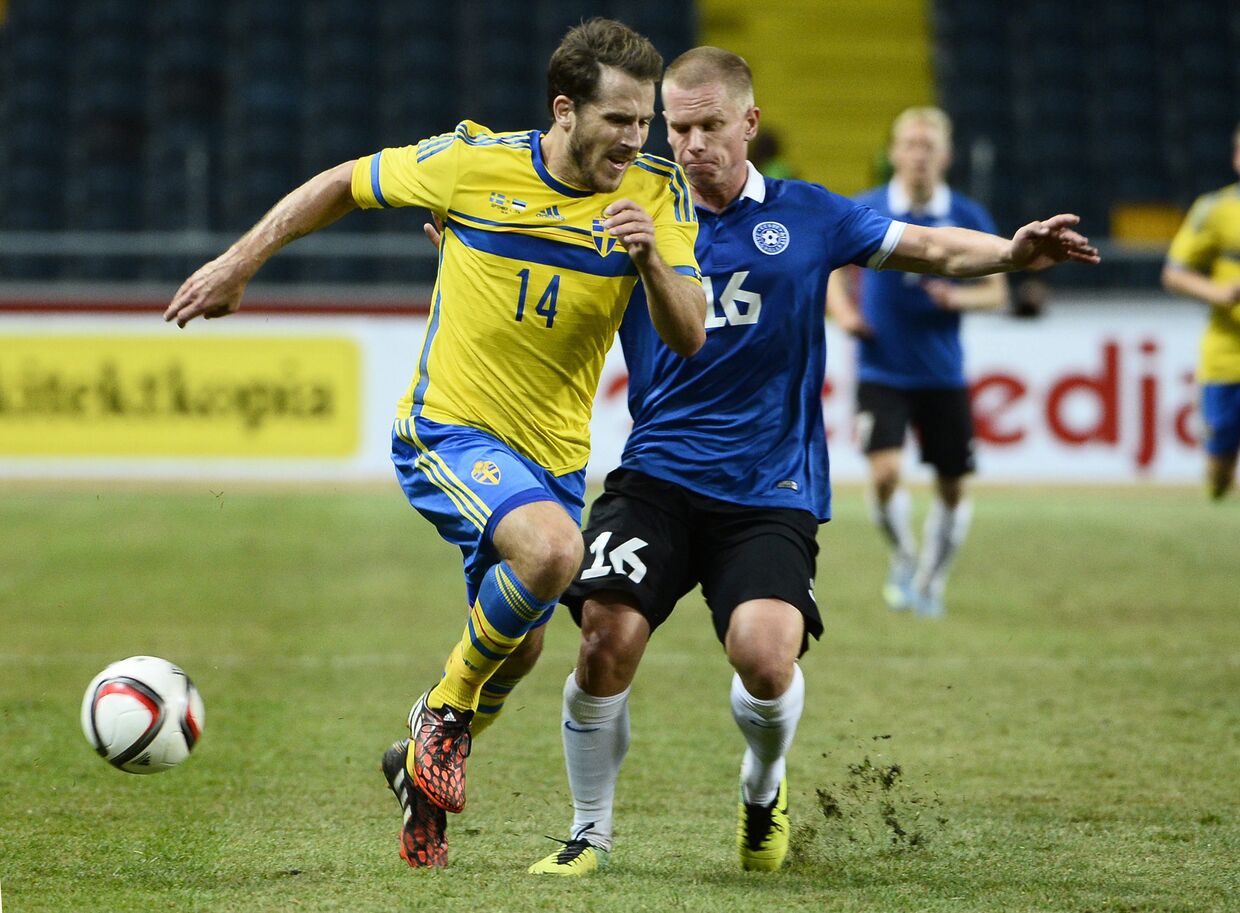 Эстонец Илья Антонов (справа) и швед Тобиас Хайсен во время товарищеского матча в Стокгольме