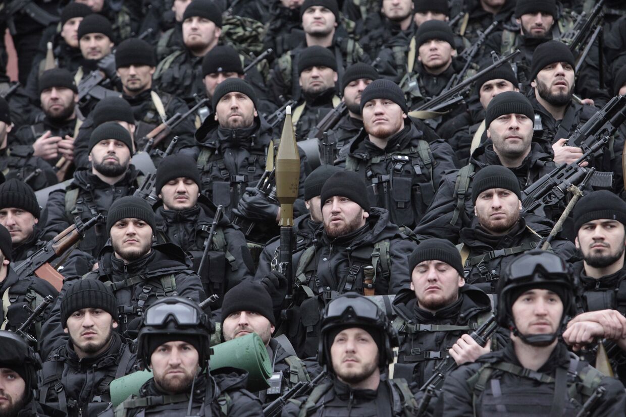 Бойцы подразделений специального назначения слушают речь Рамзана Кадырова на стадионе «Динамо» в Грозном