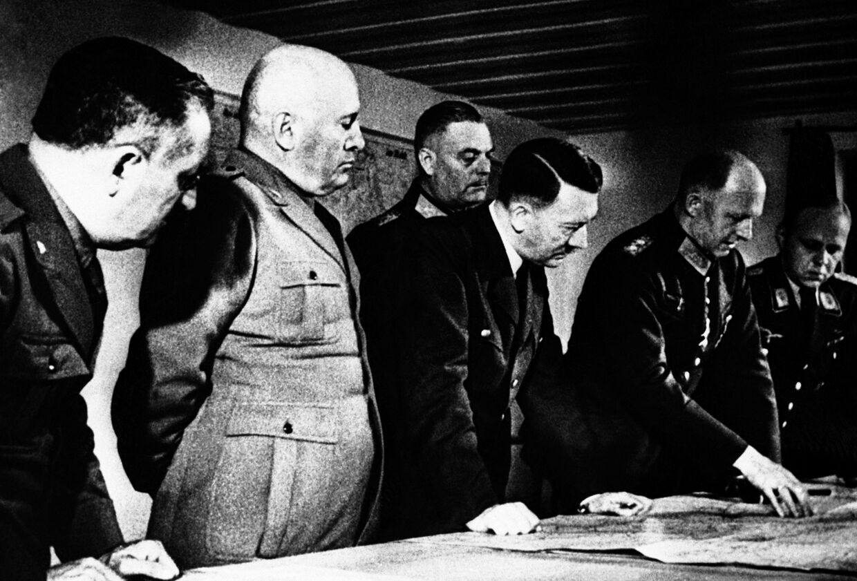 Адольф Гитлер и Бенито Муссолини смотрят на военную карту, сентябрь 1941 года