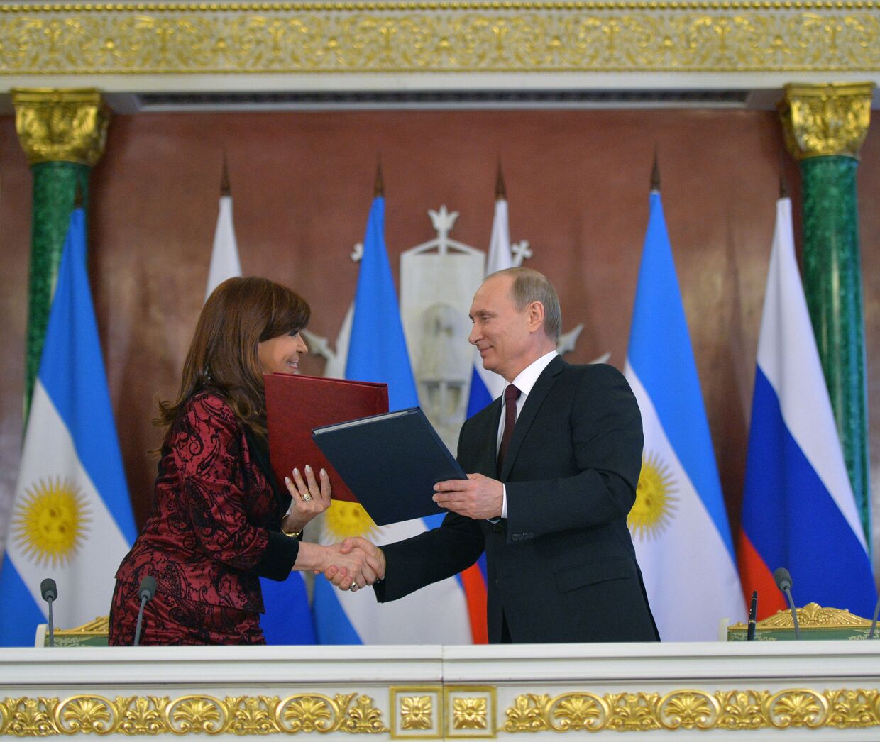 Владимир Путин и Кристина Киршнер во время церемонии подписания совместных документов по итогам российско-аргентинских переговоров в Кремле