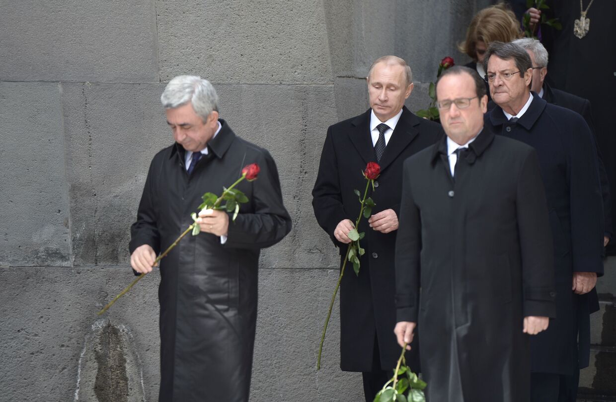 Серж Саргсян, Владимир Путин, Франсуа Олланд и Никос Анастасиадис (слева направо) в мемориальном комплексе памяти жертв геноцида армян Цицернакаберд в Ереване