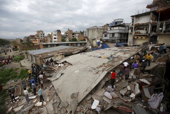 Разрушенное в результате землетрясения здание в Катманду, Непал