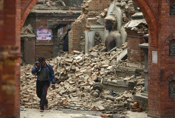 Статуя Будды среди руин зданий после землетрясения в Бхактапуре, Непал