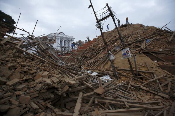 Спасатели ищут пострадавших во время землетрясения в Катманду