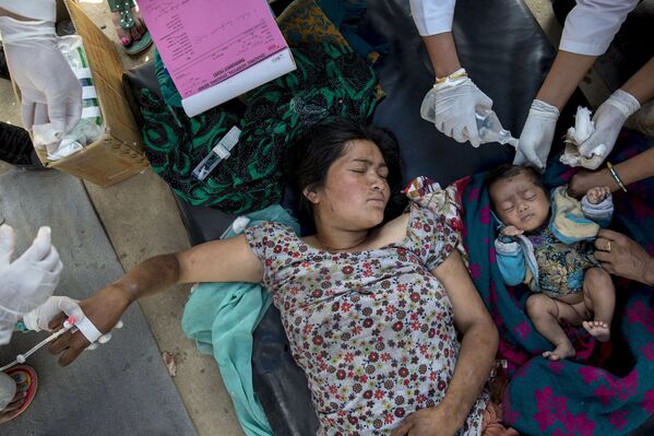 Пережившим землетрясение женщине и ребенку оказывают медицинскую помощь