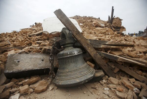 Разрушенный во время землетрясения храм в Катманду, Непал