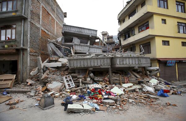Разрушенное во время землетрясения здание в Катманду, Непал