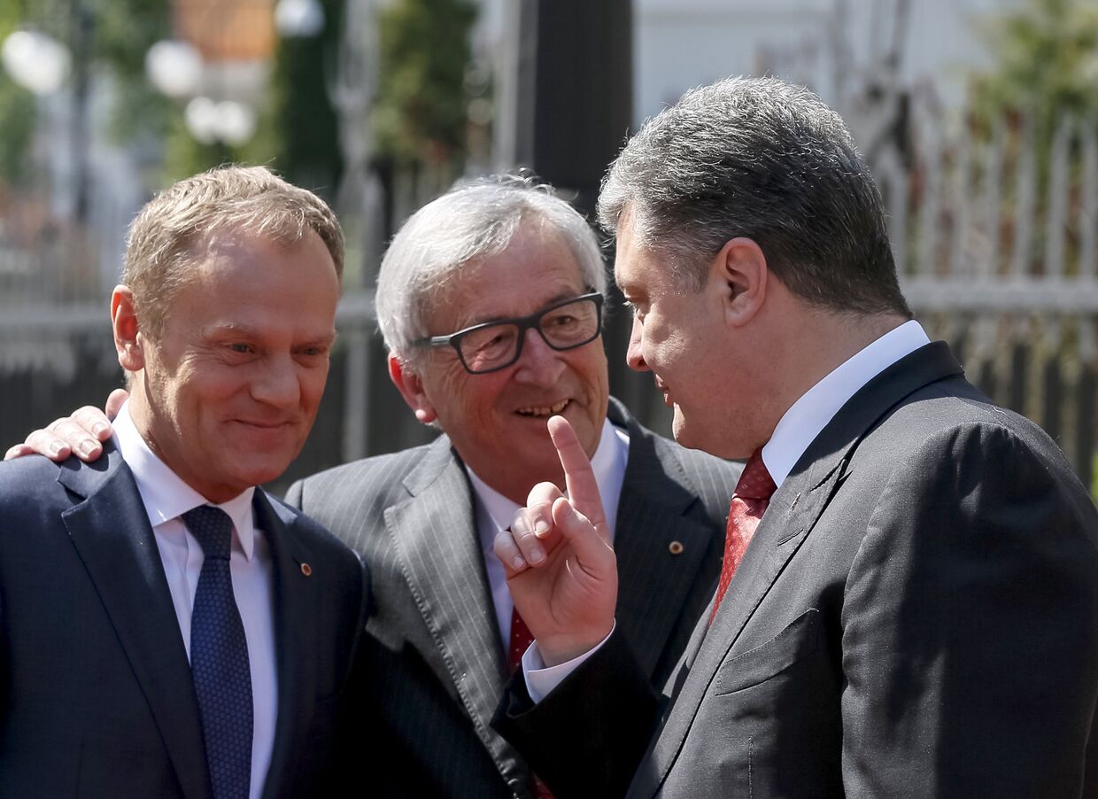 Петр Порошенко разговаривает с Жан-Клодом Юнкером и Дональдом Туском перед встречей в Киеве