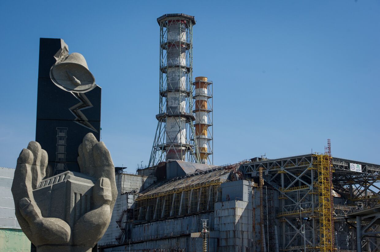 Четвертый энергоблок ЧАЭС и Памятный знак Героям, профессионалам – тем, кто защитил мир от ядерной беды в Чернобыльской Зоне Отчуждения