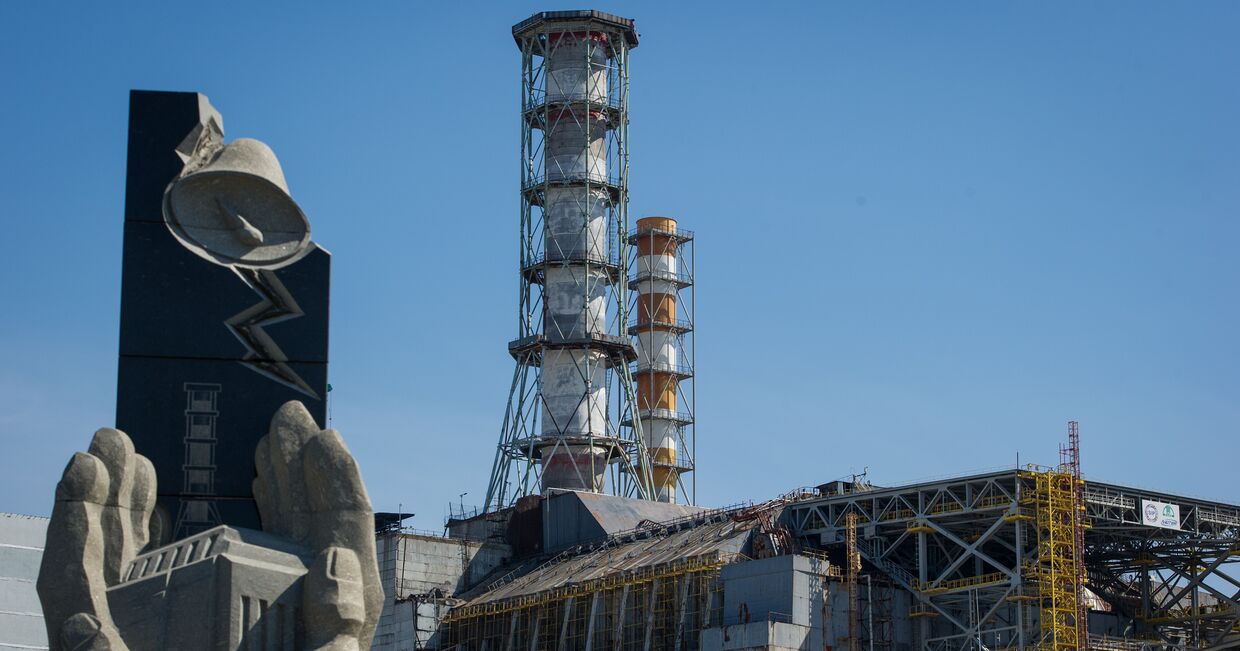 Четвертый энергоблок ЧАЭС и Памятный знак Героям, профессионалам – тем, кто защитил мир от ядерной беды в Чернобыльской Зоне Отчуждения