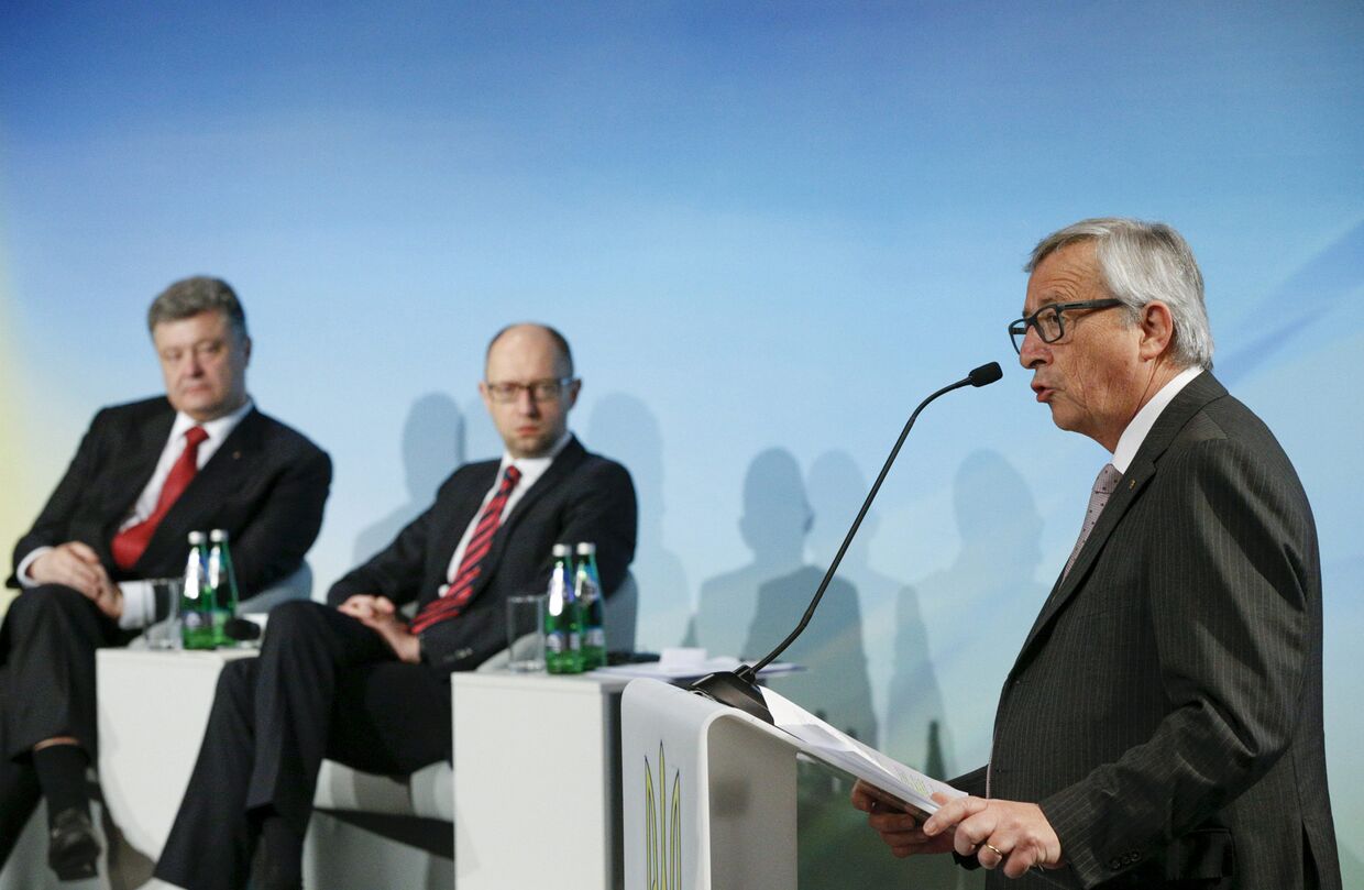 Арсений Яценюк, Петр Порошенко и Жанк-Клод Юнкер во время встречи в Киеве