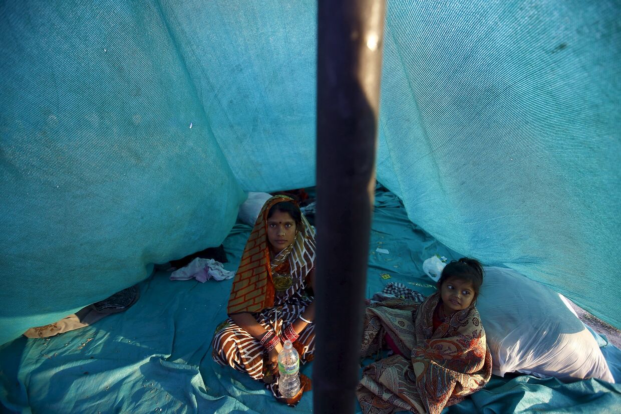 Женщина с ребенком в лагере для пострадавших от землетрясения в Катманду, Непал