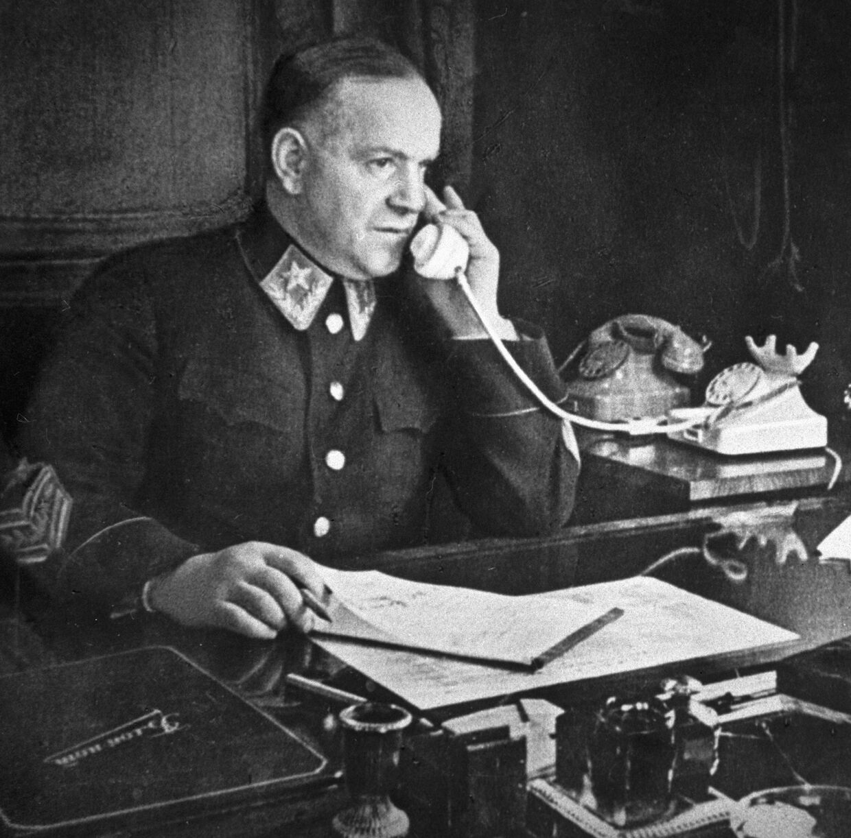 Маршал Советского Союза Георгий Константинович Жуков. Ленинград, 1943 год