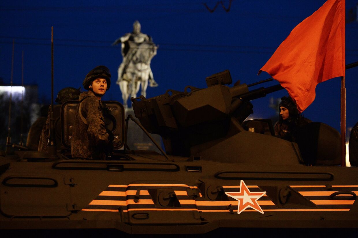 Военнослужащие на бронетранспортере БТР-82А во время репетиции парада Победы на Тверской улице в Москве