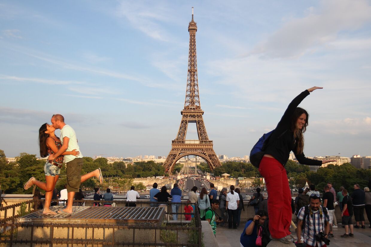 Вид на Эйфелеву башню в Париже