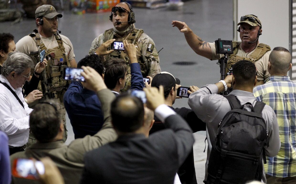 Полицейские на месте стрельбы на выставке карикатур на пророка Мохаммеда в Техасе